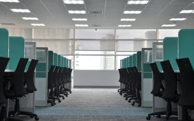 Plateau de bureaux avec moquette au sol